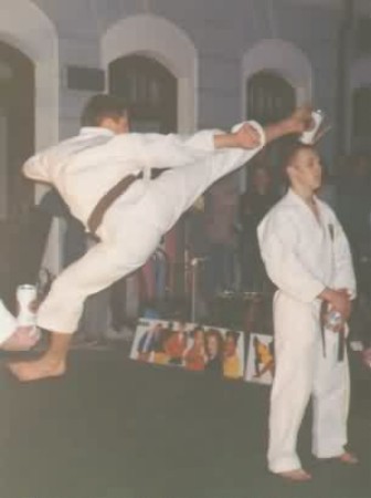 Tobi Ura Mawashi atlieka R. Kesminas