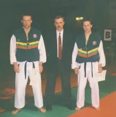 Teisėjas R. Montvidas ir varžybų prizininkai R. Budnikas, G. Urba
