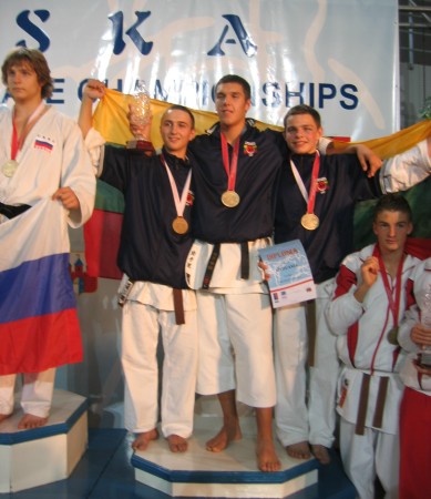 Jaunių komandinės kumite apdovanojimas: bronzos medalius iškovojo T. Žvirblis, R. Radžiūnas, R. Murauskas
