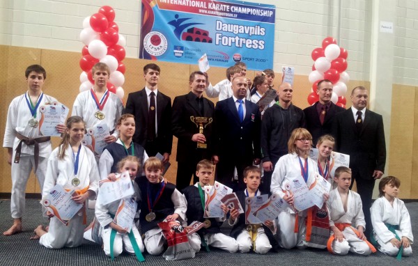LSKF klubų sportininkai ir treneriai su varžybų organizatoriumi Andreju Komaru
