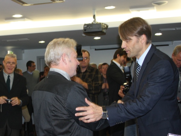 LSKF prezidentui K. Bartkevičiui įteikiamas medalis