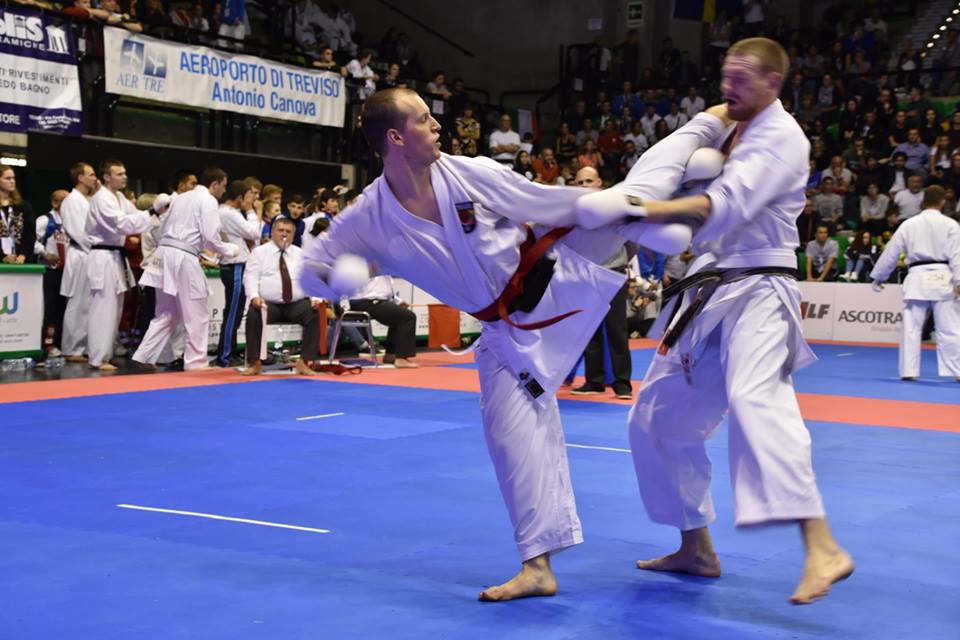 Foto 2017m. WSKA PČ-tas kairėje mavashi geri anglą atakuoja R.Jurgilaitis. Šis veiksmas buvo įvertintas ippon.