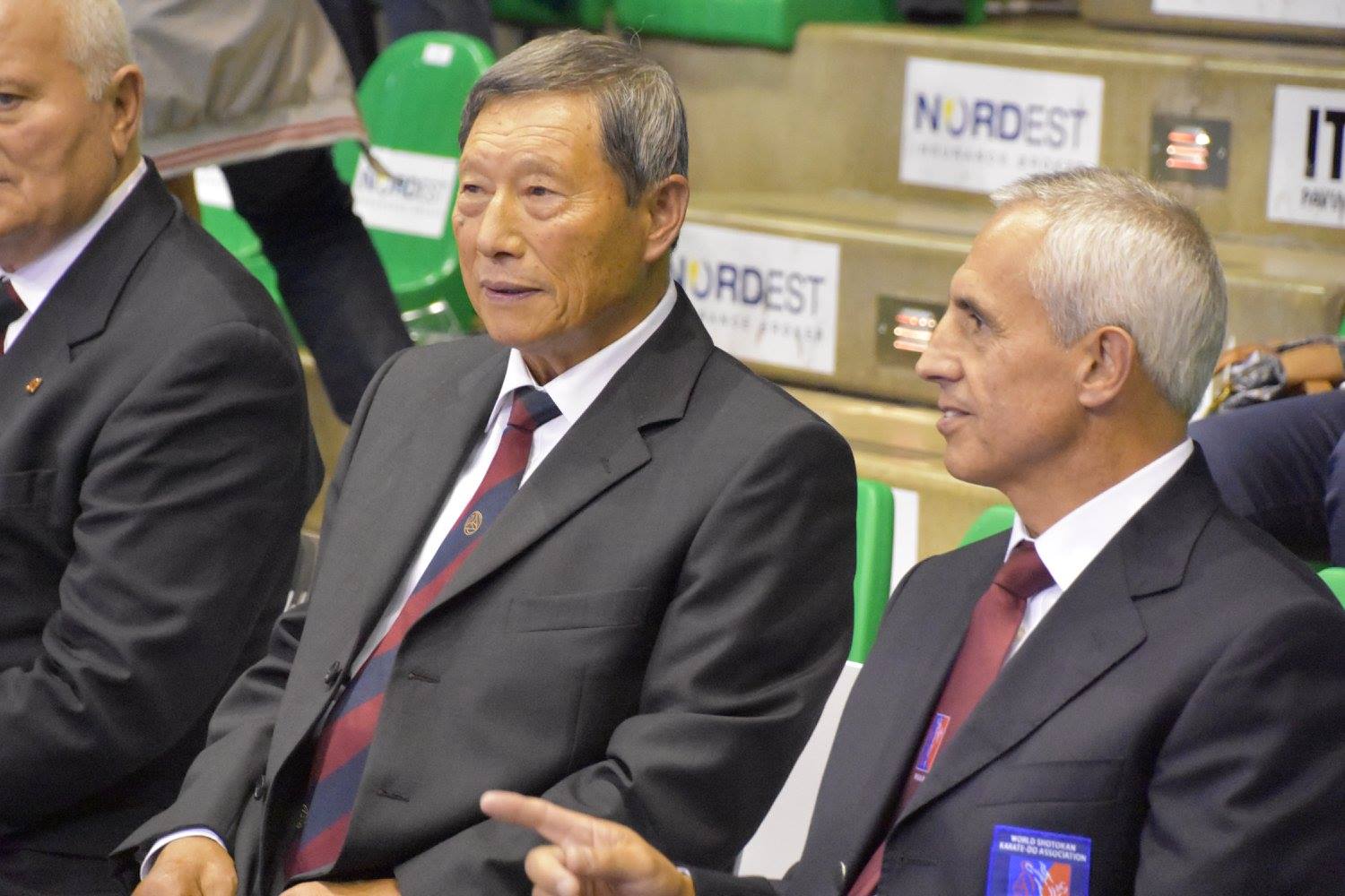 Foto. 2017m. WSKA PČ-tą stebi legendinis 10dan karatė meistras japonas H.Shirai ir WSKA prezidentas R.Poole.